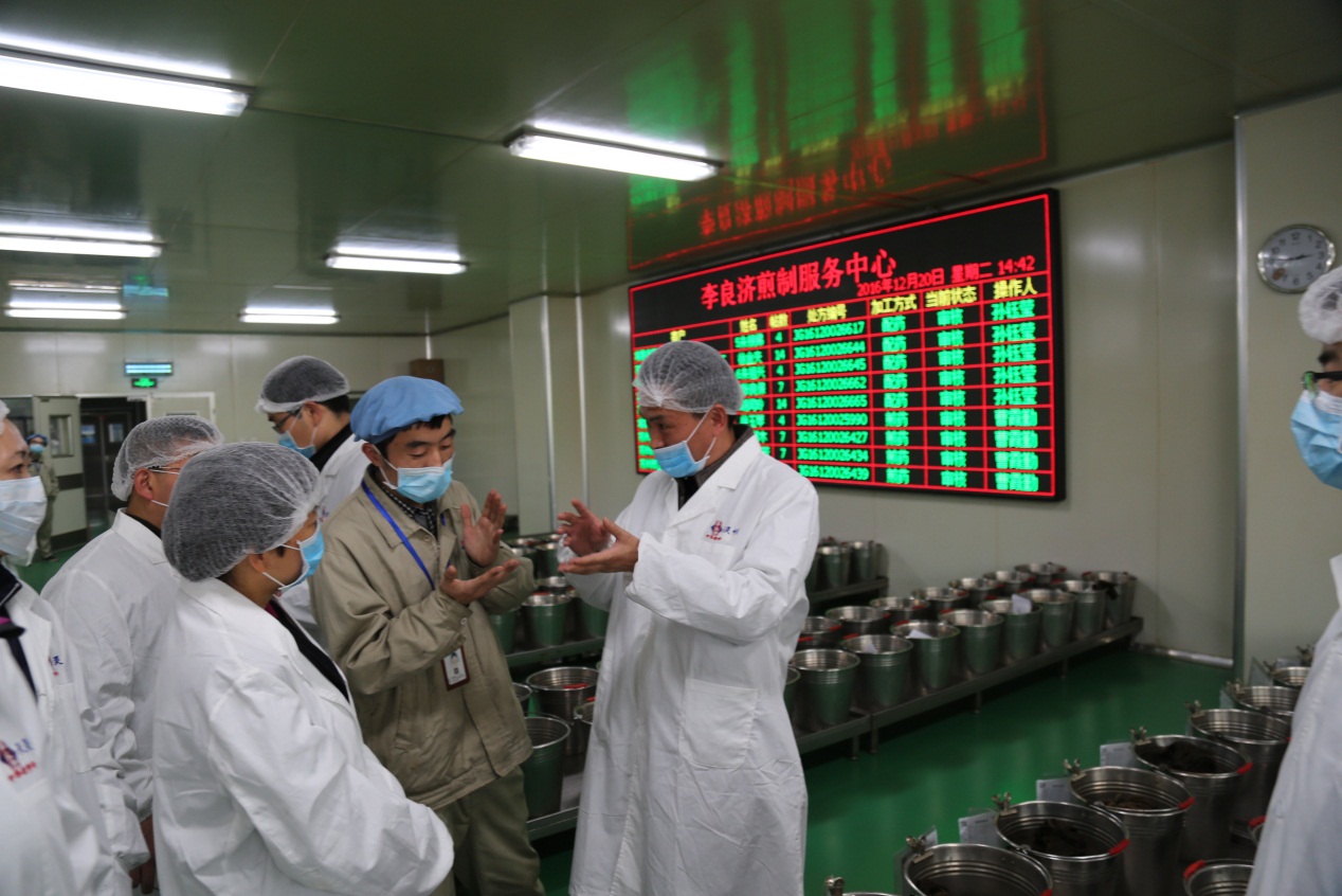 無錫市食品藥品監(jiān)督管理局領(lǐng)導(dǎo)來李良濟參觀考察(圖4) 無錫市食品藥品監(jiān)督管理局領(lǐng)導(dǎo)來李良濟參觀考察(圖4)